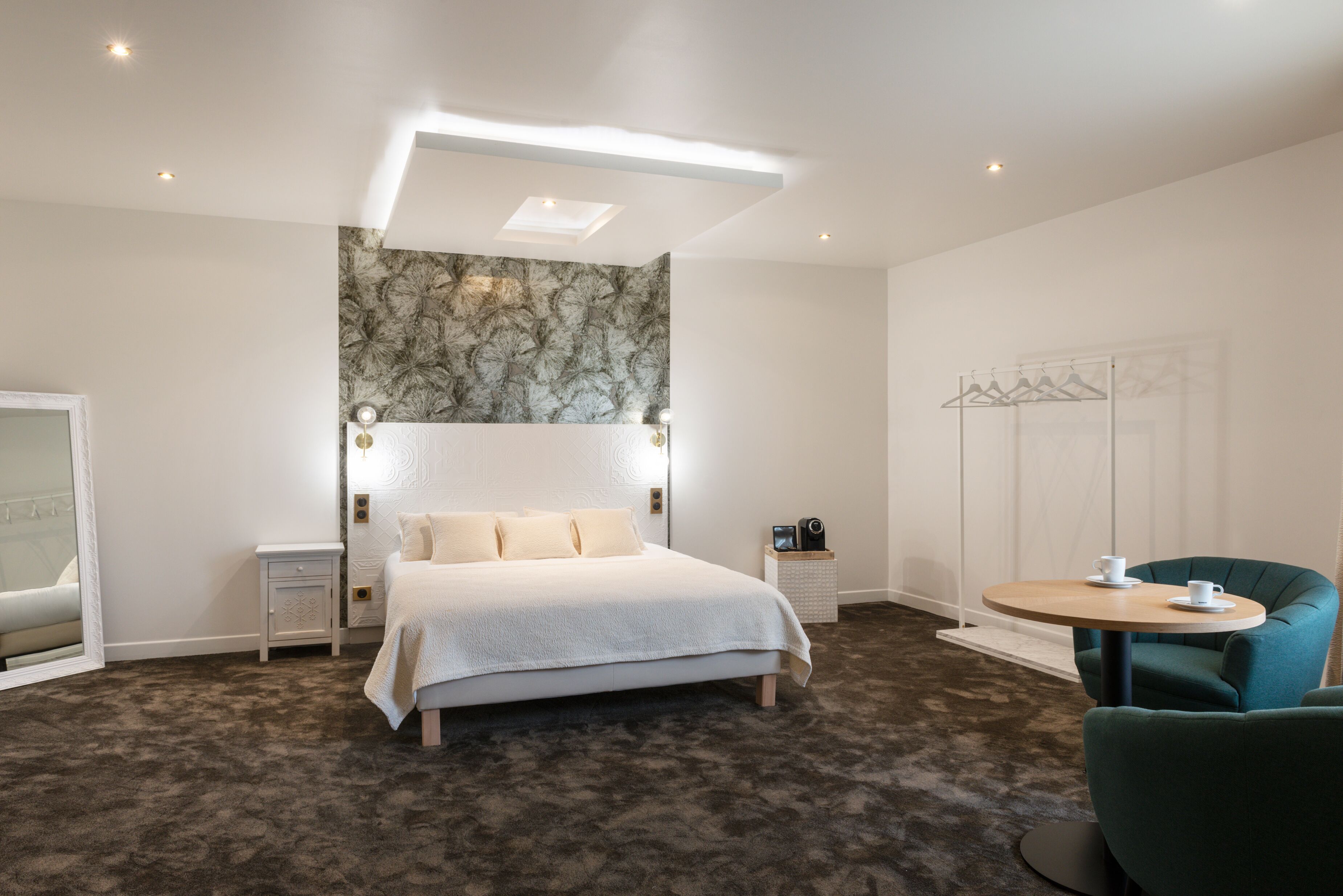 suite elegance | desk, soundproofing, iron/ironing board, cots/infant beds