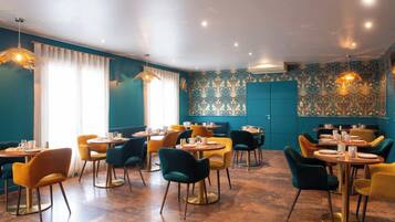 Daily buffet breakfast (EUR 15 per person)