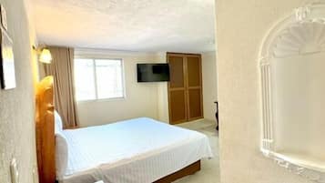 Habitación doble estándar | Edredón, decoración personalizada, muebles diferentes y escritorio