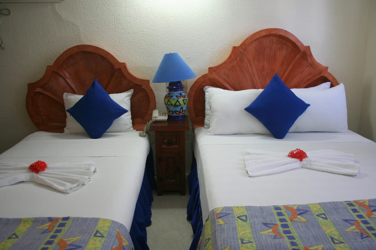 Edredón, decoración personalizada, muebles diferentes y escritorio