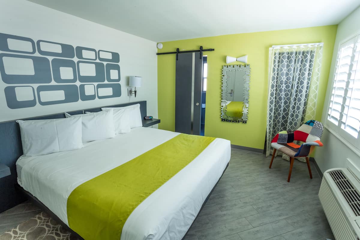 Standard Room, 1 Katil Raja (King), Non Smoking | Ruang tamu | 42 inci televisyen skrin rata dengan digital, TV
