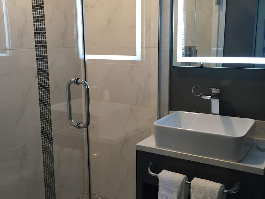 Ducha, cabezal de ducha tipo lluvia, artículos de tocador gratuitos