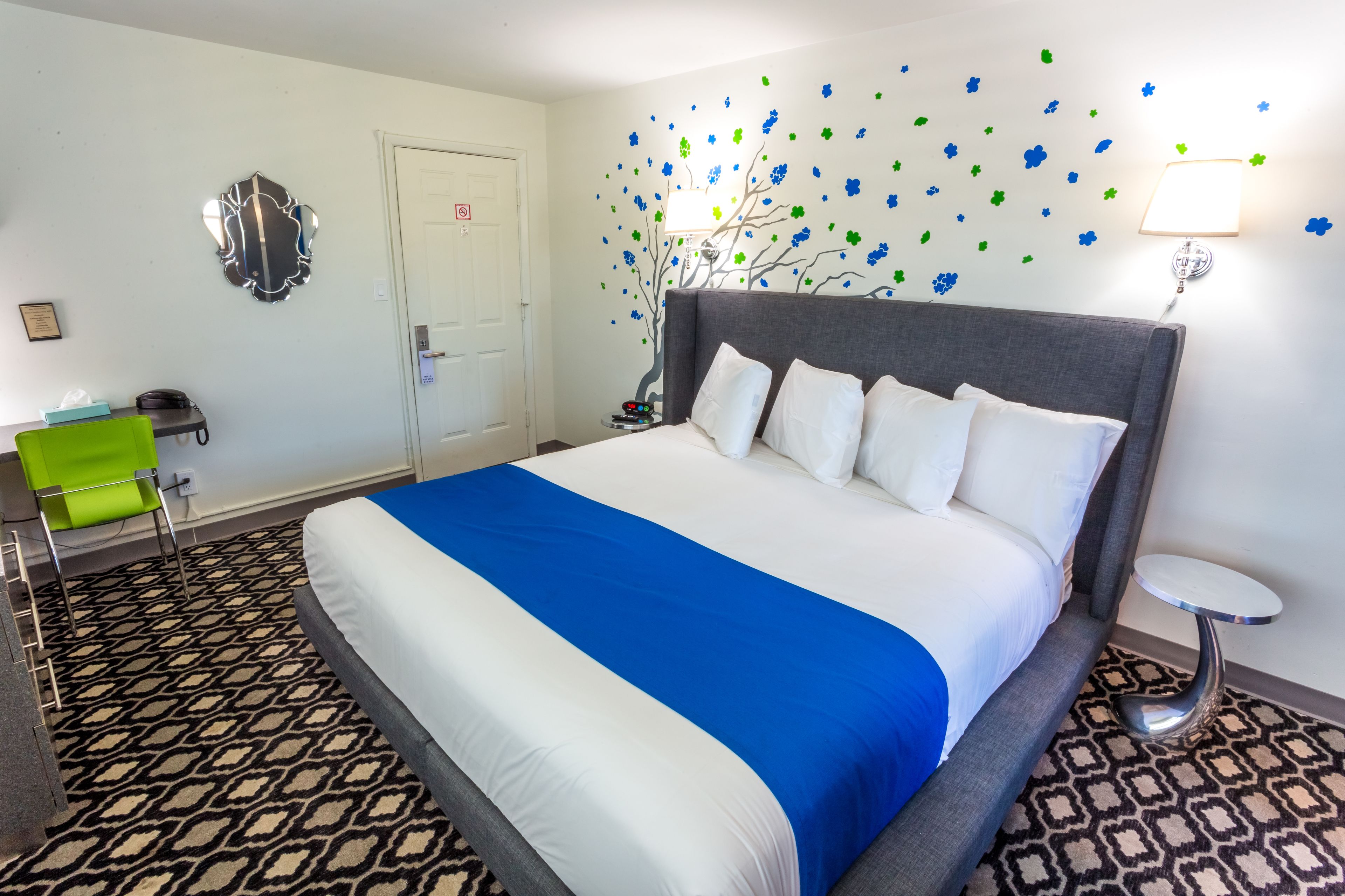 standard room, 1 king bed, non smoking | living area | 42-inch flat-screen tv with digital channels, tv