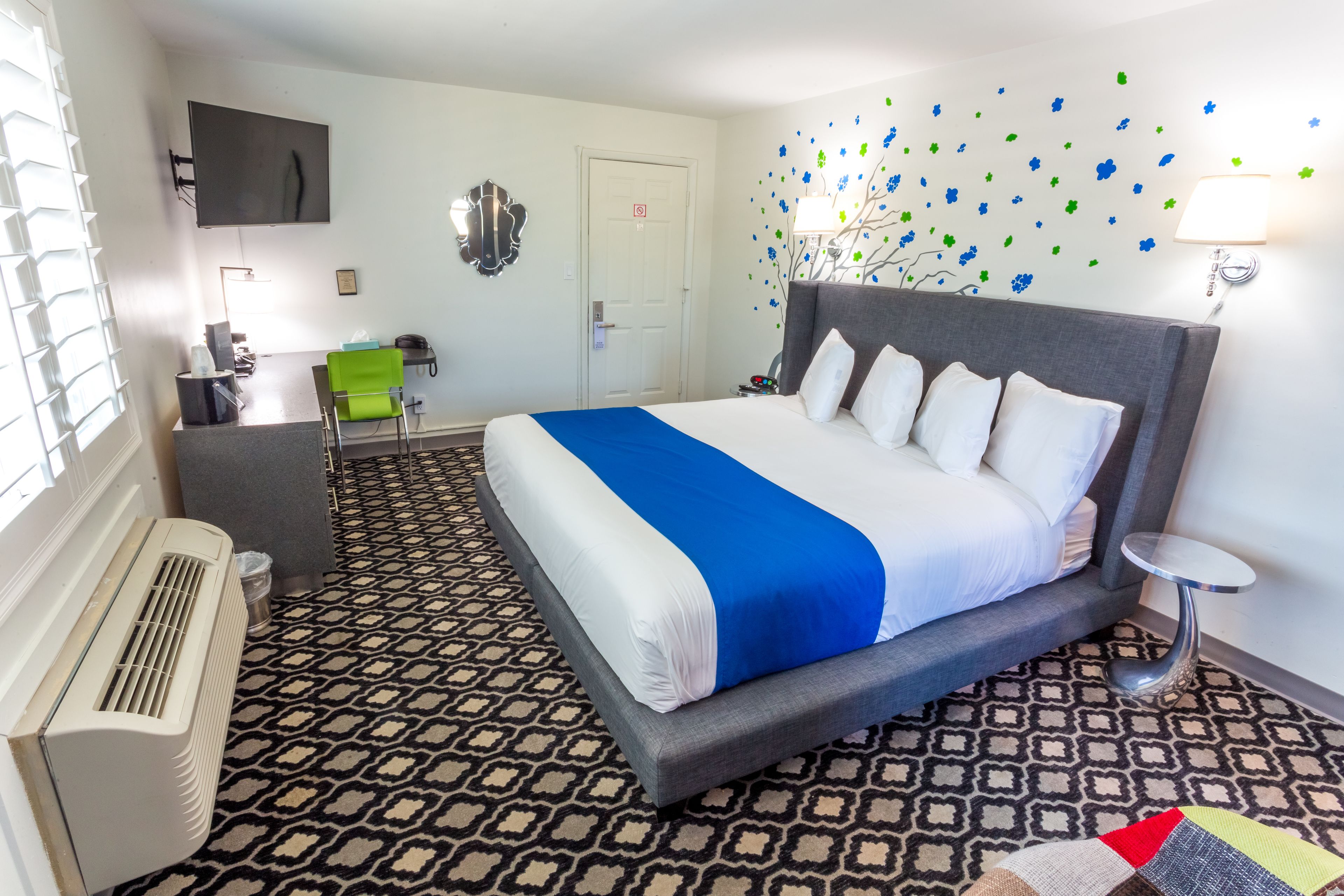 standard room, 1 king bed, non smoking | living area | 42-inch flat-screen tv with digital channels, tv