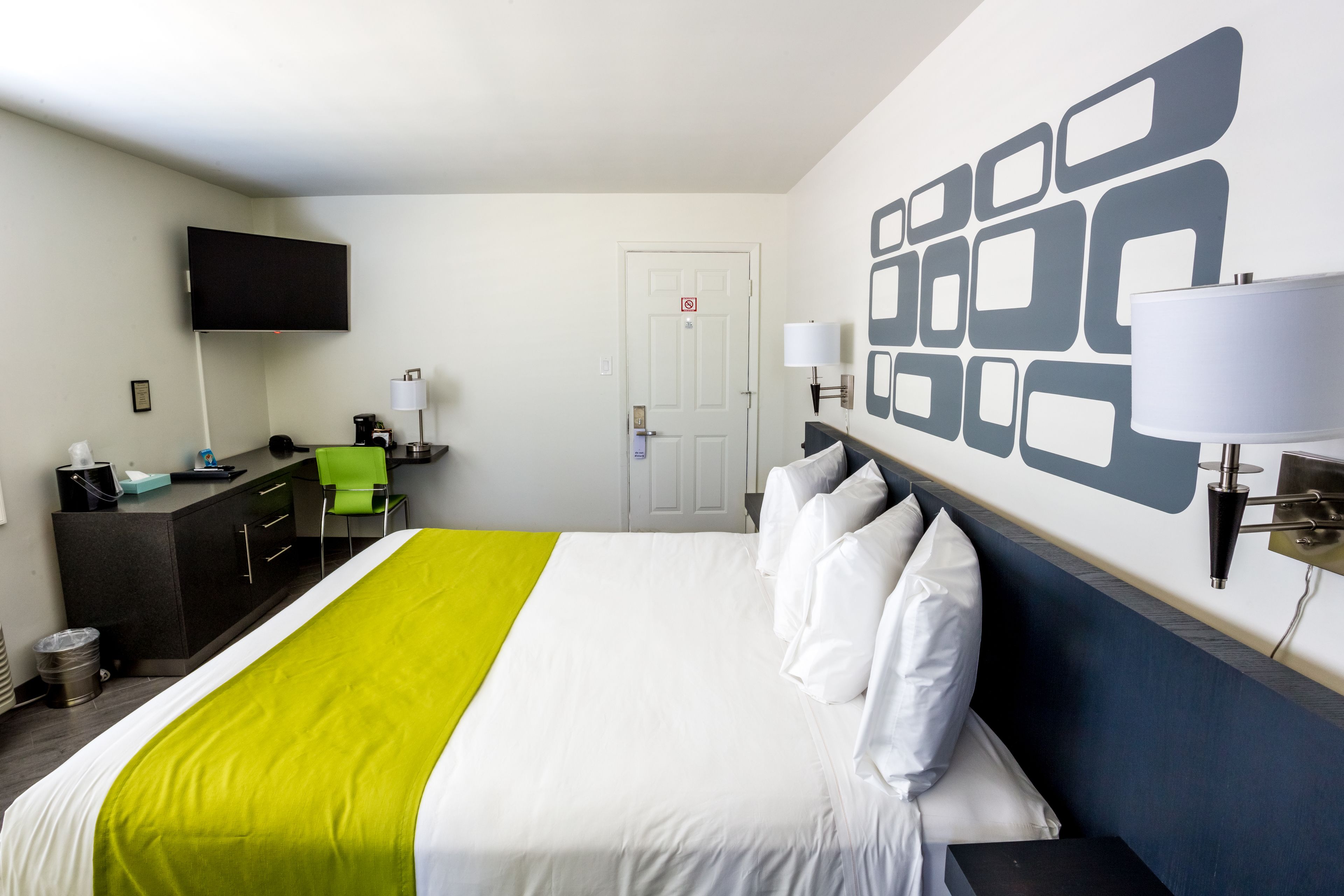 standard room, 1 king bed, non smoking | living area | 42-inch flat-screen tv with digital channels, tv