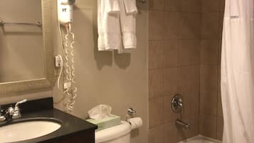 Combined shower/tub, free toiletries, hair dryer, towels