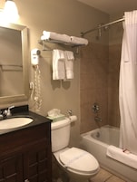 Bañera con ducha, artículos de tocador gratuitos, secador de pelo