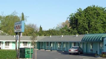 Guests can park their cars in the available parking lot and access their rooms through the main entrance.