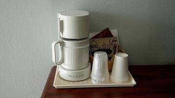 Lemari es, microwave, mesin pembuat kopi/teh, dan penggiling kopi