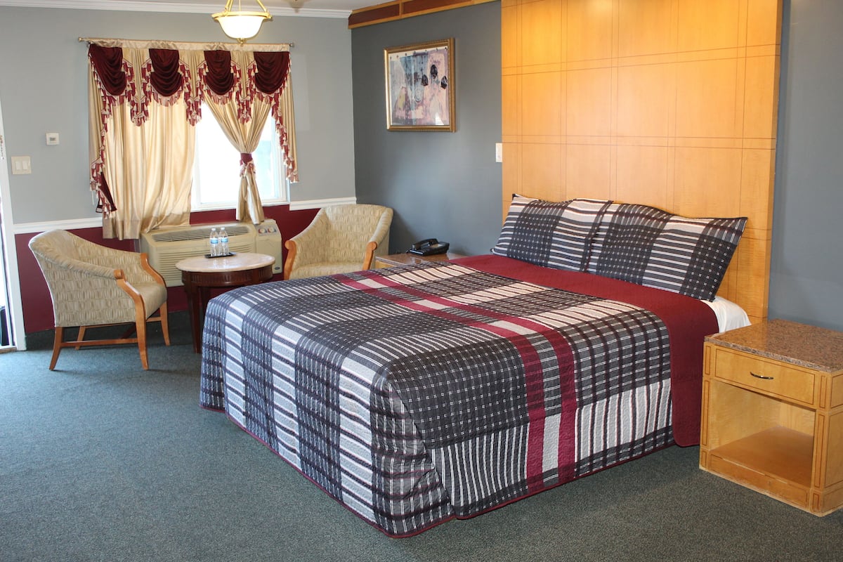 1 bedroom, premium bedding, desk, laptop workspace