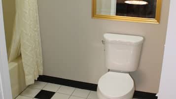 Combined shower/tub, free toiletries, hair dryer, towels