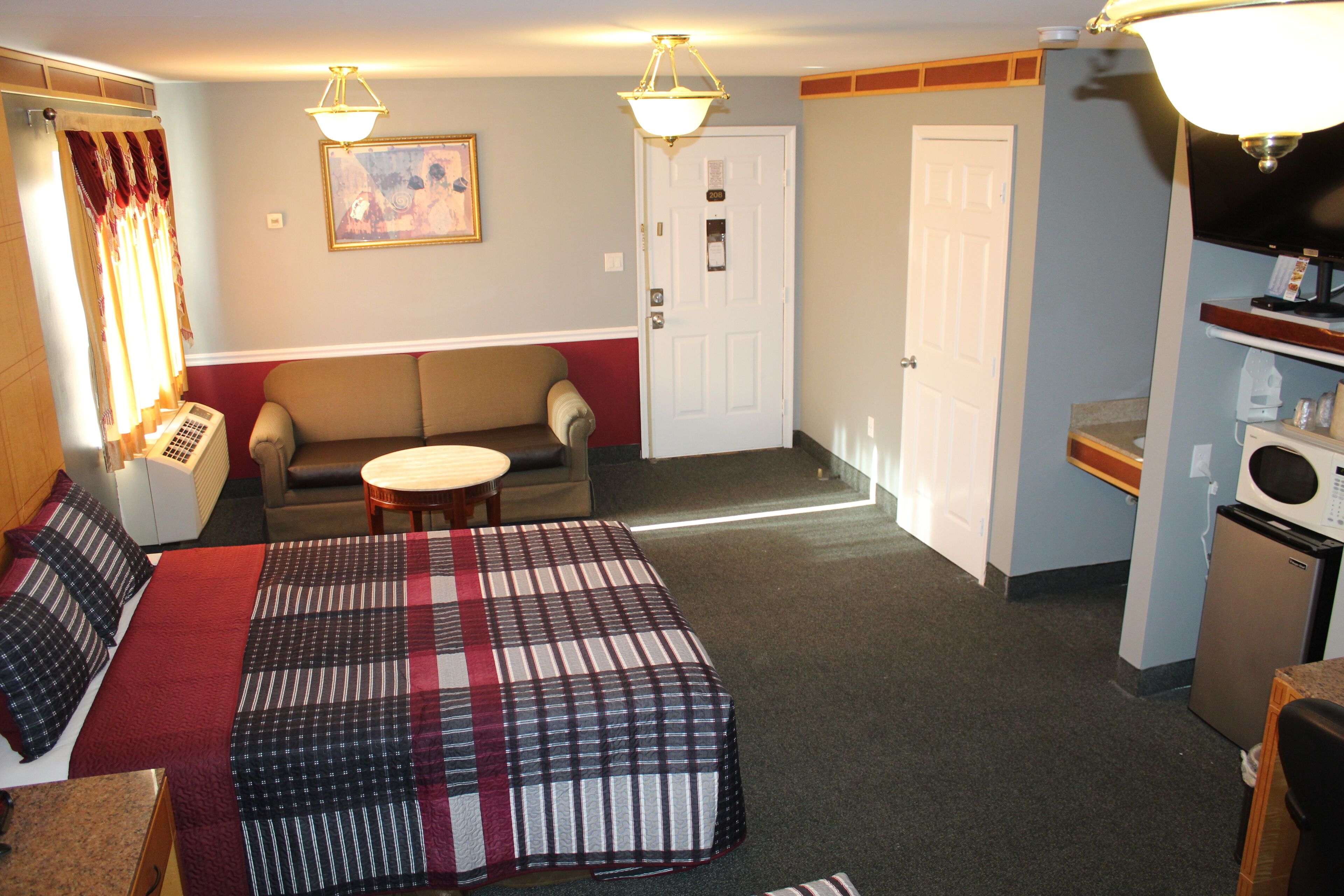 Hochwertige Bettwaren, Schreibtisch, laptopgeeigneter Arbeitsplatz