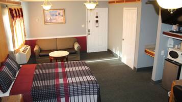 Hochwertige Bettwaren, Schreibtisch, laptopgeeigneter Arbeitsplatz