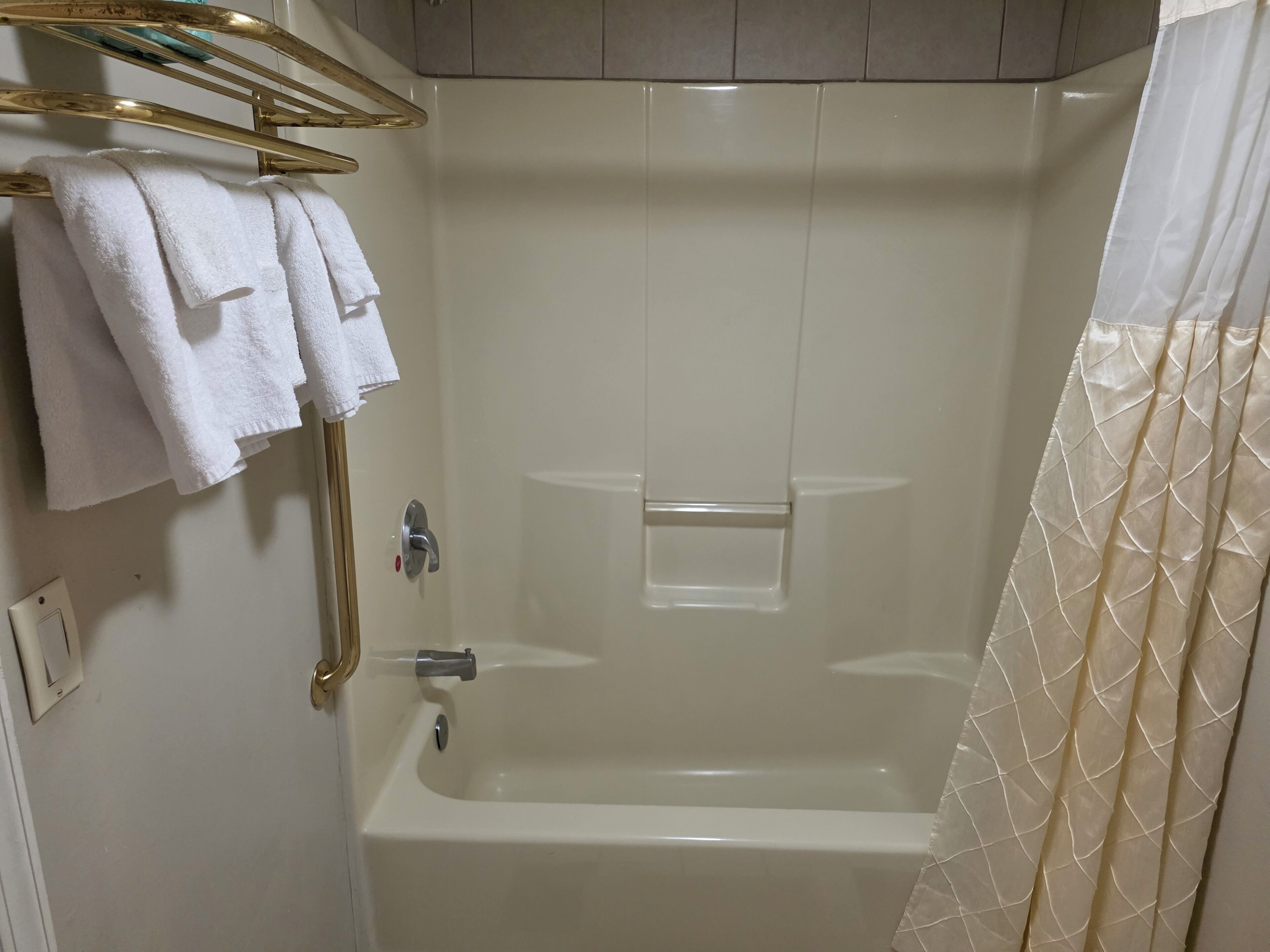 Combined shower/tub, free toiletries, hair dryer, towels