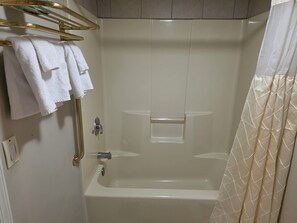 Combined shower/bathtub, free toiletries, hair dryer, towels - Liberty Inn Atlantic City (Absecon)