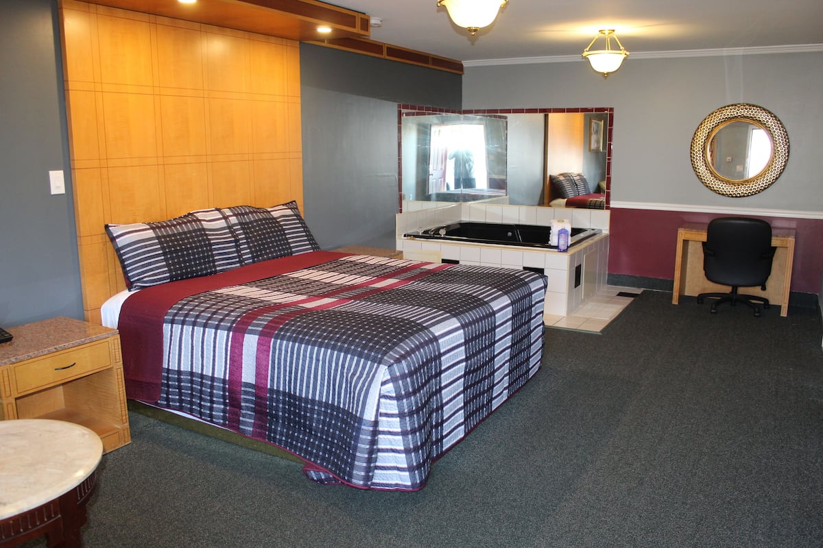 Exclusive Room, 1 King Bed, Non Smoking, Jetted Tub