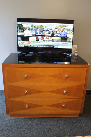 Superior Room, 1 King Bed, Smoking | Living area | 43-inch LED TV with cable channels, TV