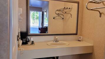 Ducha y bañera combinadas y artículos de higiene personal gratuitos