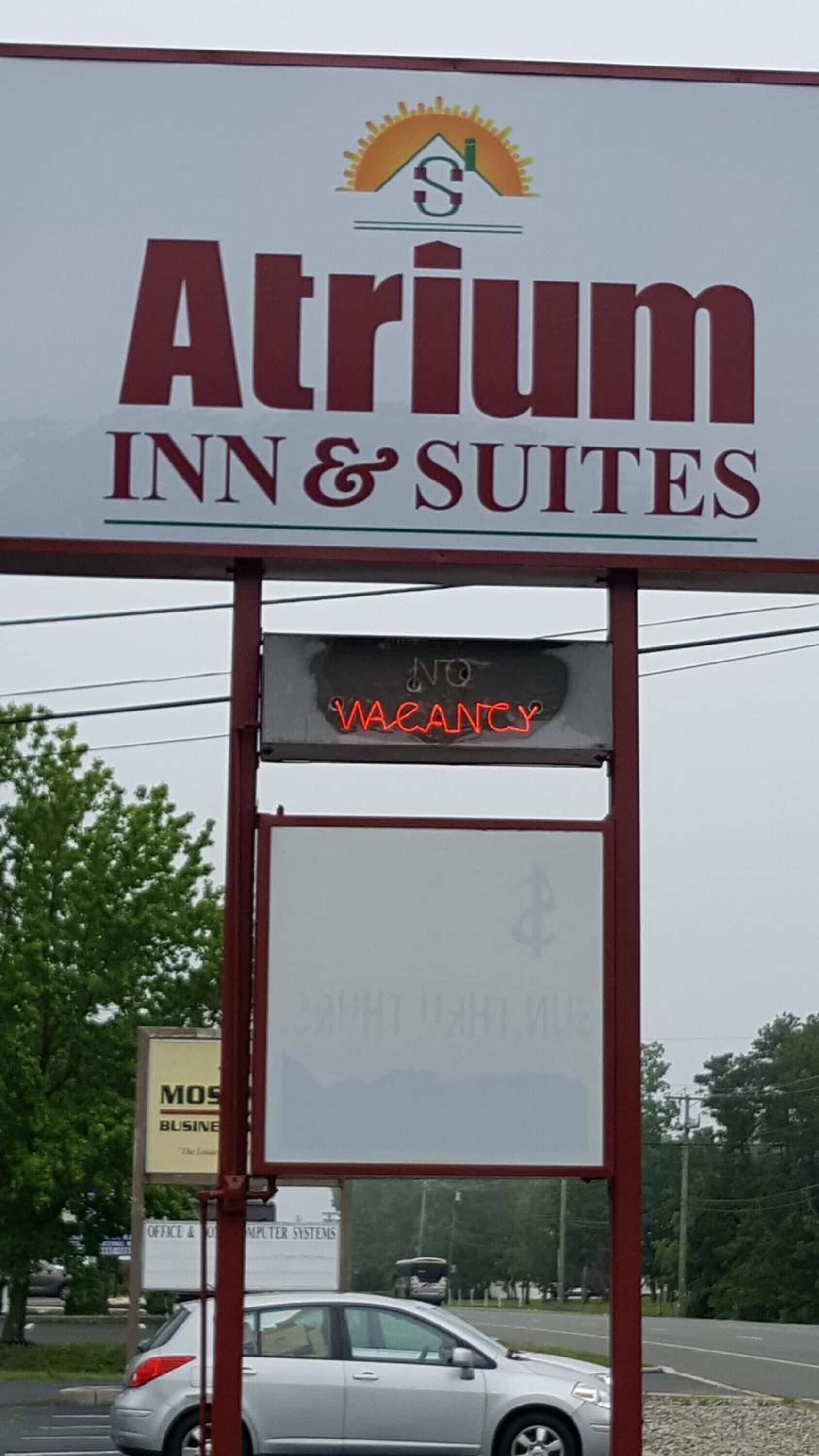 Señal del Atrium Inn & Suites que indica 'No hay habitaciones disponibles'.