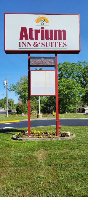 A sign for Atrium Inn & Suites with a 'No Vacancies' message.