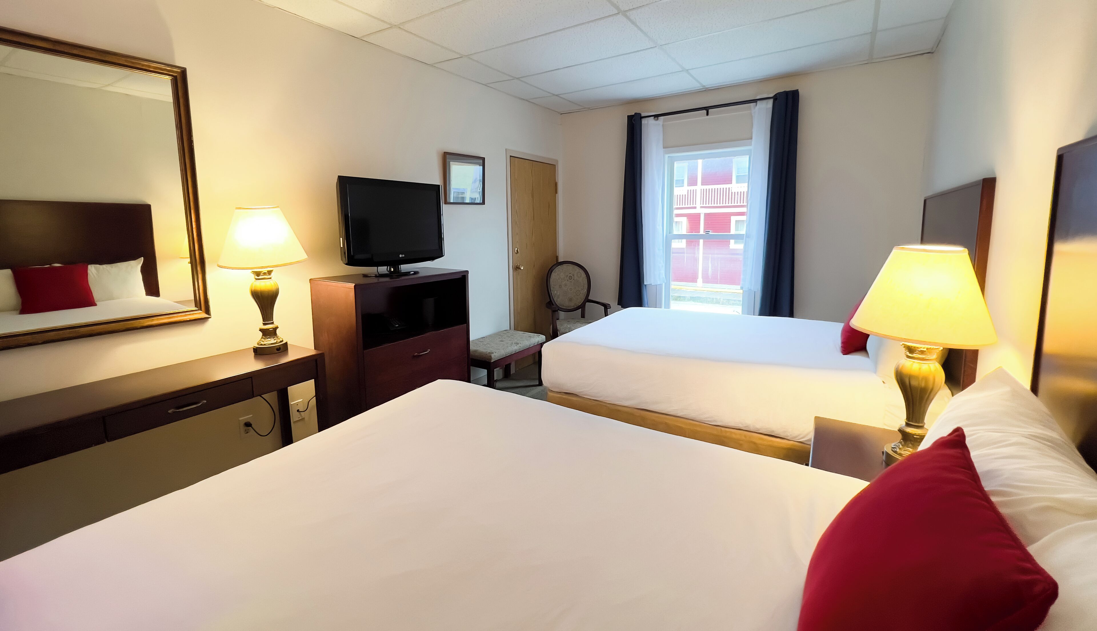 Camera, 2 letti queen | Biancheria da letto di alta qualità, materassi Tempur-Pedic