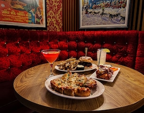 Melayani makan malam