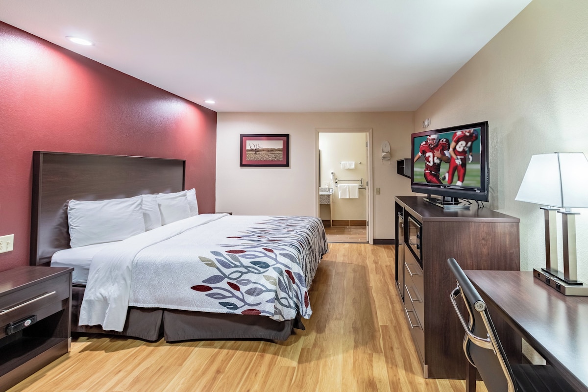 Superior Room, 1 King Bed with Sofa bed, Accessible, Non Smoking (Roll-In Shower) | Cribs (free), WiFi (free), alarm clocks, bed sheets