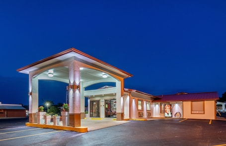 Exterior. Red Roof Inn Buffalo, TX