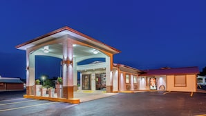 L’entrée d’un hôtel, avec un espace d’attente abrité et un distributeur automatique de Coca-Cola.