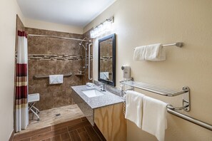 Een bad/douchecombinatie, gratis toiletartikelen, handdoeken