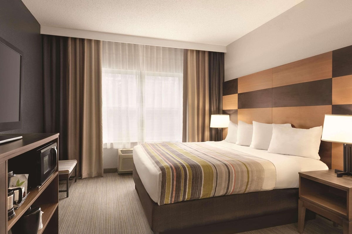 Studio Suite, 1 giường cỡ king, không hút thuốc | Bàn, màn/rèm cản sáng, bàn ủi/dụng cụ ủi quần áo 