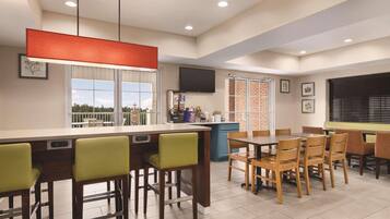 Café da manhã self-service grátis todos os dias