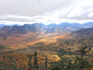 A mountainous landscape with autumn foliage. - Country Inn & Suites by Radisson, Boone, NC (Boone)
