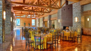 2 restaurants, breakfast, dinner, brunch served; Mexican cuisine