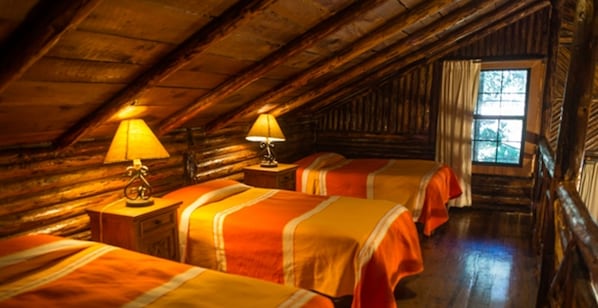 Chalet rustique de base, 2 chambres, vue sur la montagne | 1 chambre, coffre-fort, décor unique, ameublement unique