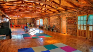 Área de juegos infantiles techada