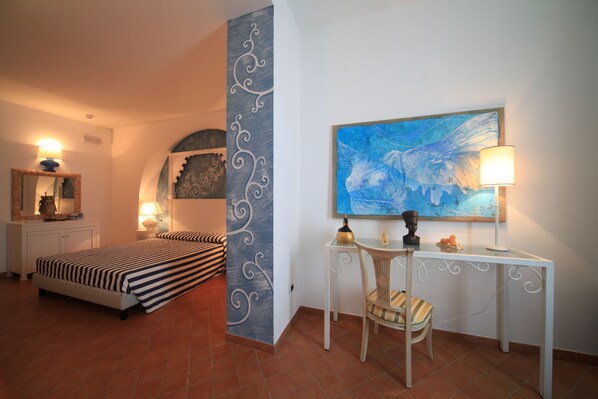 Un dormitorio con cama, escritorio y silla.