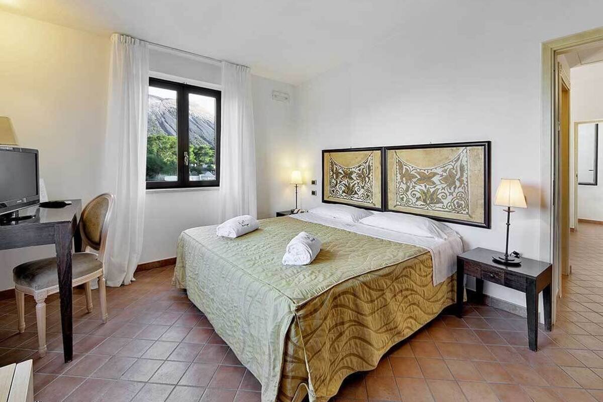 Family Room | Premium bedding, minibar, in-room safe, desk