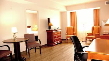 Executive Suite, 1 King Bed with Sofa bed | 1 bedroom, hypo-allergenic bedding, desk, laptop workspace