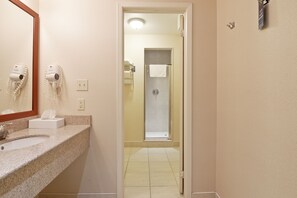 Suite, 1 King-Bett, Whirlpool | Dusche im Bad