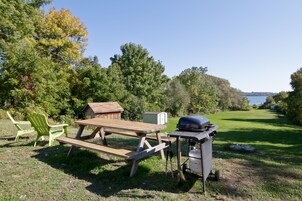 Standard Room, 2 Queen Beds, Non Smoking, Sea View | BBQ/picnic area