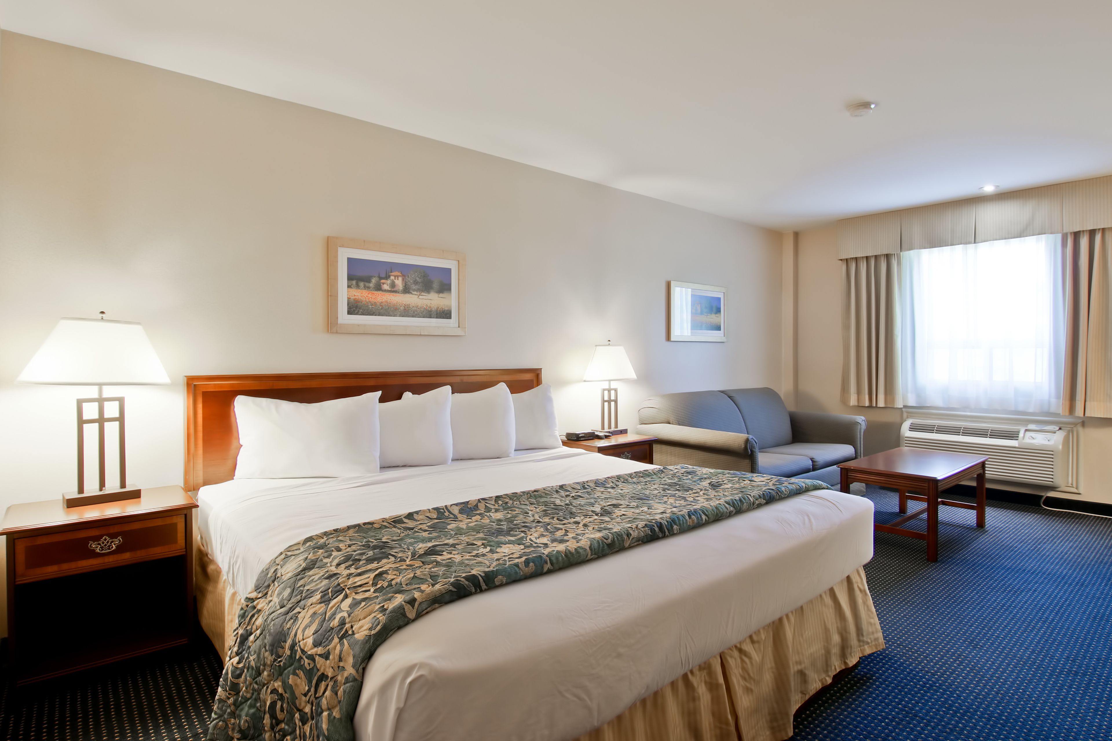 Bàn, màn/rèm cản sáng, bàn ủi/dụng cụ ủi quần áo 