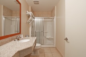 Suite, 1 cama de matrimonio grande, bañera de hidromasaje | Ducha del cuarto de baño