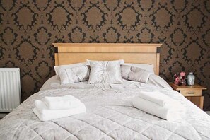 Escritorio, cortinas blackout y tabla de planchar con plancha 