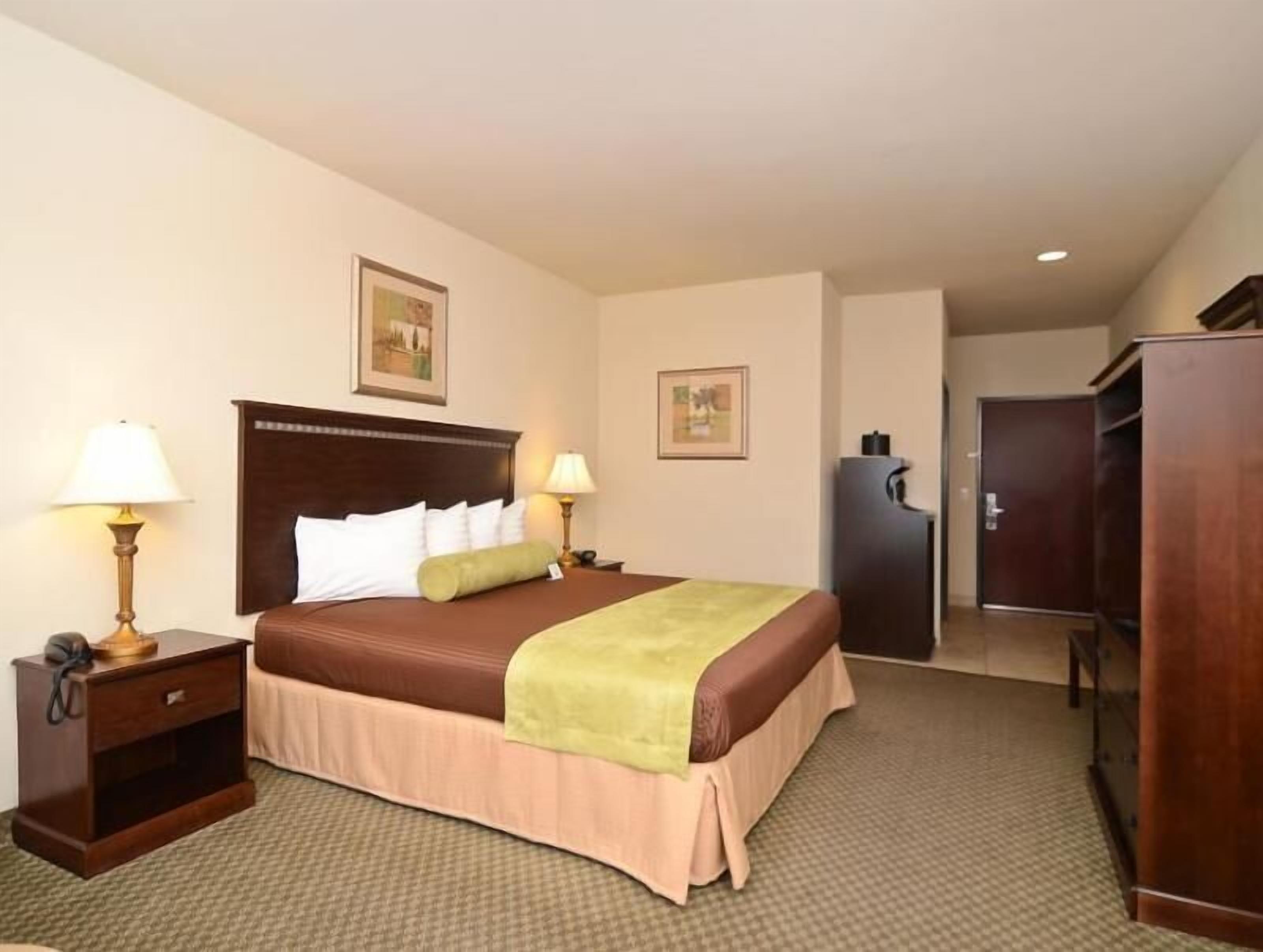 Desk, iron/ironing board, rollaway beds, free WiFi