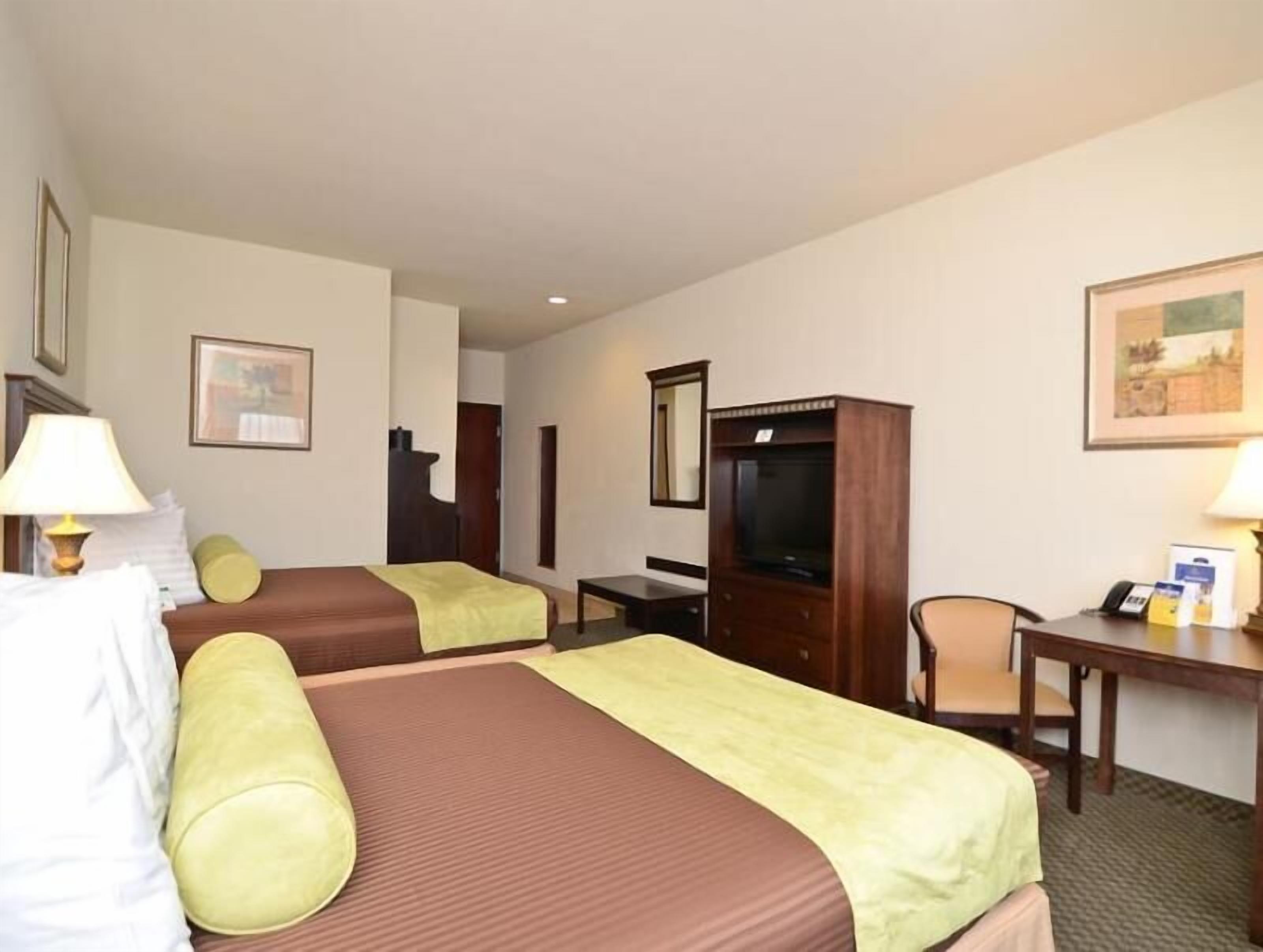 Desk, iron/ironing board, rollaway beds, free WiFi