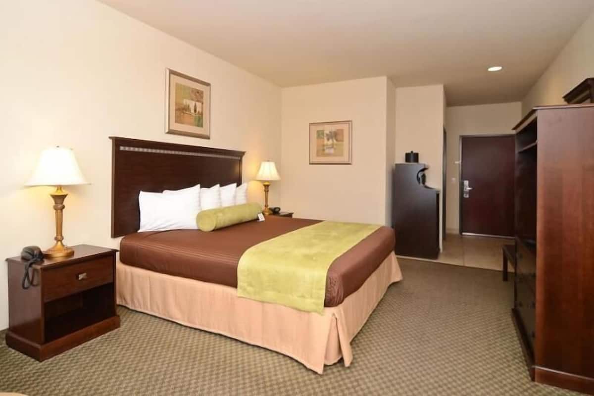 Desk, iron/ironing board, rollaway beds, free WiFi