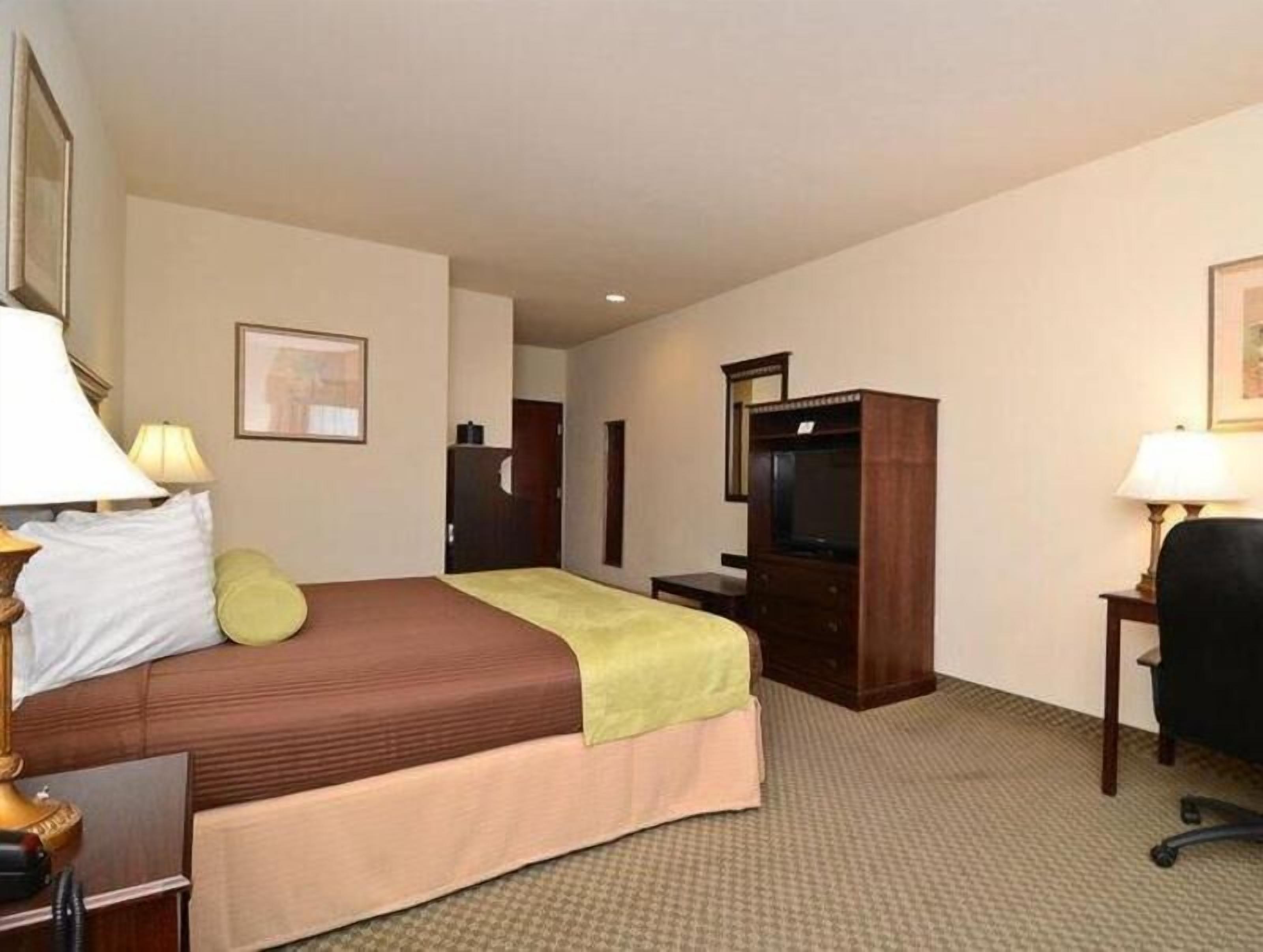 Desk, iron/ironing board, rollaway beds, free WiFi