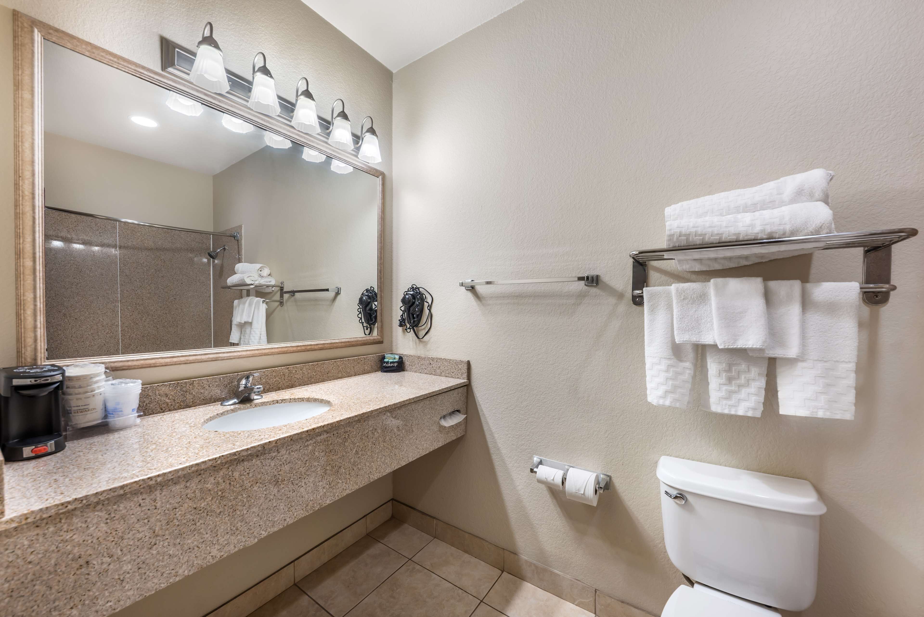 standard room, 1 king bed, non smoking, microwave | bathroom | combined shower/bathtub, free toiletries, hair dryer, towels