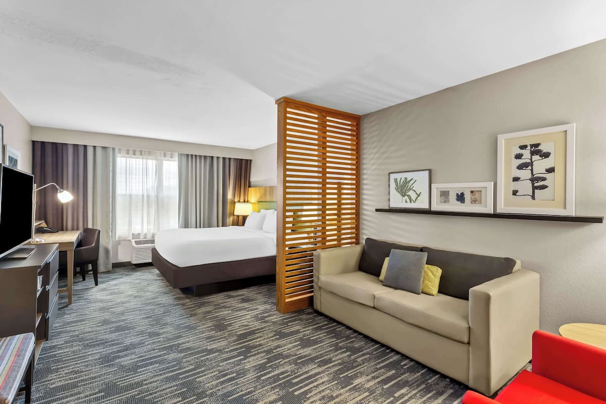 Room, 1 King Bed, Non Smoking | 1 bedroom, Tempur-Pedic beds, desk, blackout drapes